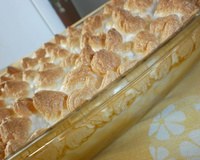 Chico balanceado com banana