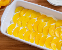 Como preparar uma charlotte com 1 lata de pêssegos em calda e 5 ingredientes: desfrute desta sobremesa cremosa e sem forno