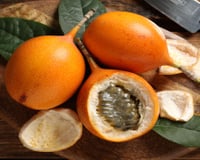 Adeus maracujá azedo: essa fruta amarela é docinha, tem polpa que parece uma mousse e você ainda pode plantar em casa