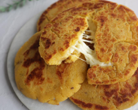 Como fazer arepas de banana-da-terra recheadas com queijo
