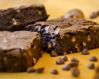 Aprenda de uma vez por todas a preparar o brownie perfeito com casquinha crocante e interior úmido