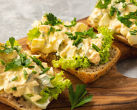 Essa salada de ovos com molho aioli é a opção perfeita para fazer um brunch em casa, muito cremosa e fácil de fazer