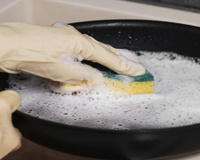Nem vinagre, nem detergente: essa pastinha caseira feita com sabão de coco vai remover as manchas de queimado e deixar suas panelas de alumínio brilhando