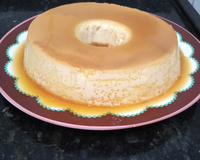 Pudim de leite condensado com furinhos