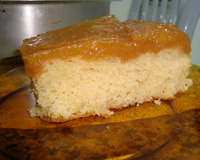 Bolo caramelado de abacaxi