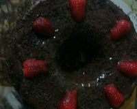 Bolo de chocolate e calda de chocolate