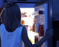 O que significa quando a geladeira faz estalos altos durante a noite?