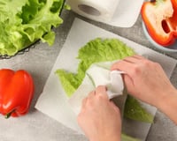 O motivo vai te surpreender: por que algumas pessoas colocam um papel-toalha junto com os vegetais na geladeira?