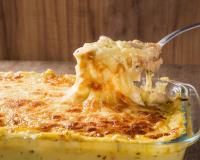Esse gratinado de camarão que a minha avó fazia nos meus aniversários é de comer rezando de tão gostoso