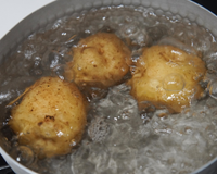 Eu jogava a água do cozimento das batatas fora, mas aprendi no TudoGostoso que ela é um verdadeiro tesouro