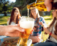 Como manter a cerveja gelada no calor com 7 acessórios perfeitos