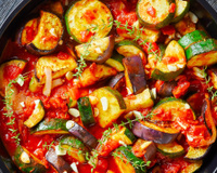Abobrinha grelhada com molho de ameixa vermelha é um acompanhamento fácil e rápido que até os veganos podem comer (e ainda tem baixo teor de carboidratos!)