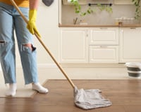 O método grego de limpeza de pisos está fazendo sucesso: custa quase nada e deixa tudo brilhando