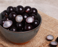 Faz bem ou mal: o que acontece se engolir o caroço da jabuticaba?