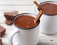 Minha avó fazia esse chocolate quente inusitado e era o maior sucesso entre os netos, agora faço pros meus filhos e eles amam!