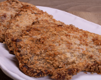 Pare de empanar o bife à milanesa na farinha de rosca tradicional: açougueiros ensinam a troca de 1 ingrediente que não solta óleo
