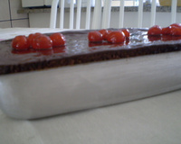Bolo de chocolate com cerejas