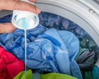 Sabão em pó ou sabão líquido para lavar roupas: qual deles é melhor para sua máquina de lavar?