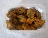 Bolinho de espinafre com calabresa e queijo