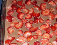 Brigadeirão com doce de morango