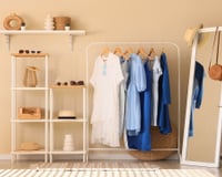 Adeus, armário no quarto: a solução mais leve e barata que está ganhando espaço nas casas