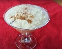 Nem leite condensado, nem creme de leite: poucas pessoas sabem como transformar o arroz doce de festa junina em uma sobremesa saudável