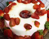 Manjar de coco com calda de morango