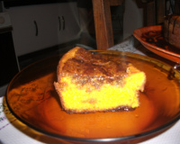 Bolo de cenoura com calda de chocolate que derrete na boca