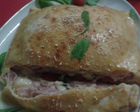 Rocambole de presunto e queijo com massa de pastel