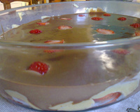 Bombom de morango na travessa