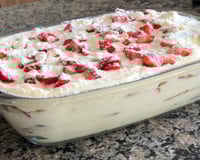 Pavê de morango com leite Ninho servido em travessa