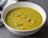 4 receitas de sopa de ervilha para espantar o frio