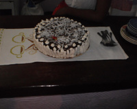 Bolo de chocolate com cobertura de chocolate e recheio de coco