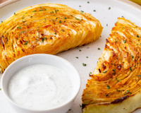 Chega de saladas e pãezinhos, o repolho fica muito melhor crocante: corte-o, asse-o e tempere com limão