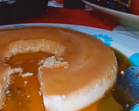 Panqueca para café da manhã com cobertura de mel de abelha
