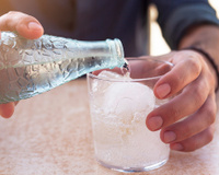 Quem tem pressão alta pode tomar água com gás? Cardiologista responde