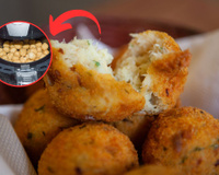 Quem tem air fryer precisa fazer esse bolinho de bacalhau simples, o melhor petisco para as festas