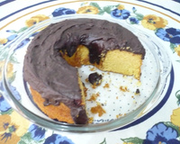 Bolo de laranja com coco e calda de chocolate