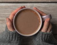 Nem leite, nem açúcar: esse chocolate quente fica tão gostoso quanto o tradicional e é muito mais saudável