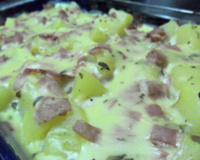 Batata gratinada com molho de queijo e presunto