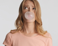 Mascar chiclete reduz o apetite? Descubra se hábito é aliado ou vilão da dieta