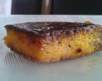 Bolo de cenoura com calda de chocolate