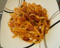 Macarrão com calabresa e alcaparras