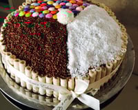 Bolo de chocolate com guloseimas