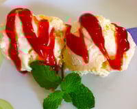 Sorvete de queijo com calda de goiabada