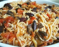 Macarrão com berinjela e azeitona