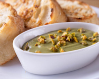 Patê de pistache em potinho acompanhado por torradas