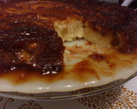 Bolo de banana com calda de caramelo
