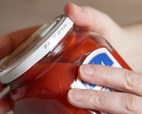 Este truque de cozinha finalmente resolve o pesadelo dos rótulos impossíveis de descolar