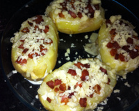 Batata recheada com bacon e requeijão